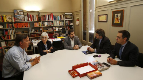 Los dirigentes de tres entidades soberanistas, la AMI, Òmnium Cultural y la ANC durante el encuentro que han mantenido con los dirigentes del sector crítico de UDC en Barcelona. EFE/Alejandro García