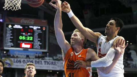 Justin Hamilton (Valencia Basket) y Gustavo Ayón (Real Madrid), pelean por un rebote. EFE/Kiko Huesca