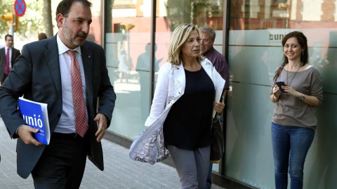 El secretario general de Unió, Ramon Espadaler, y la vicepresidenta del Govern, Joana Ortega, a su llegada hoy a la sede UDC, cuya ejecutiva debate el ultimátum de CDC para que decida esta semana si se suma o no a una lista electoral por la