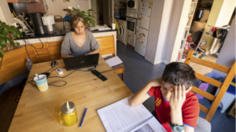 Soledad, estrés y sentimiento de culpa, así estamos las mujeres tras un año de covid