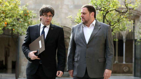 El presidente de la Generalitat, Carles Puigdemont y el vicepresidente Oriol Junqueras (derecha), a su llegada a la reunión semanal del ejecutivo catalán. /  TONI ALBIR (EFE)