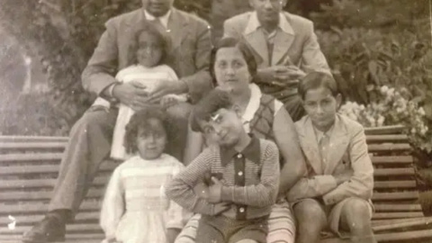 El médico republicano Rafael de Vega, fusilado en 1936, junto a su esposa e hijos.