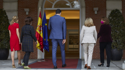 Imagen de archivo del presidente del Gobierno, Pedro Sánchez, acompañado de las ministras Carmen Calvo, Nadia Calviño, Yolanda Díaz y Teresa Ribera. - EUROPA PRESS