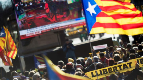 Centenares de personas siguen en directo desde la pantalla gigante que la ANC ha instalado en las inmediaciones del Parlament, la sesión constitutiva de la cámara catalana. /EFE