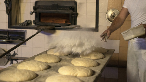 La harina vuela sobre los panes antes de entrar en el horno. - Gema Rodrigo