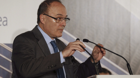 El gobernador del Banco de España, Luis María Linde, durante su intervención en un encuentro sobre los retos de la banca española. EFE/Paco Campos