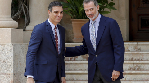 El rey Felipe VI y el presidente del Gobierno en funciones, Pedro Sánchez, en la entrada del Palacio de Marivent donde han celebrado el tradicional despacho de verano. EFE/Ballesteros