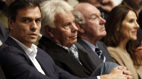 Pedro Sánchez y Felipe González en el homenaje a Txiki Benegas. -EFE