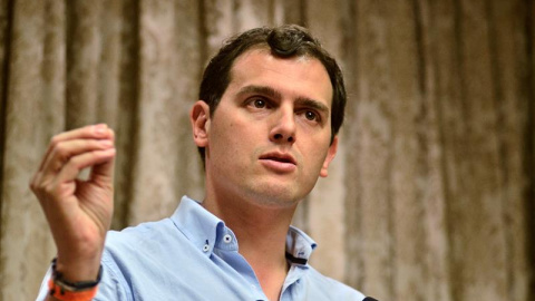 El presidente de Ciudadanos y candidato a la presidencia del Gobierno, Albert Rivera, durante la rueda de prensa ofrecida en Palma tras un encuentro con representantes del sector turístico y empresarial. EFE/Atienza