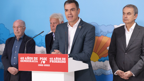 Joaquín Almunia, Felipe González, Pedro Sánchez y José Luis Rodríguez Zapatero, en el 40º aniversario de la primera victoria electoral del PSOE.