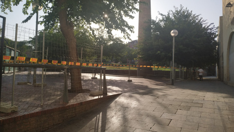 La tanca als Jardins de Sant Pau del Camp barra el pas a la zona on dormien desenes de persones. ESPERANZA ESCRIBANO