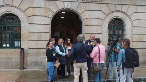 El secretario provincial de la CIG en Ourense, Anxo Perez Carballo, este lunes atendiendo a los medios frente al Ayuntamiento de O Carballiño.