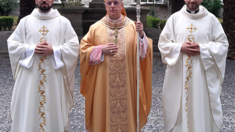 El obispo de Ourense, Leonardo Lemos Montanet, con dos sacerdotes.