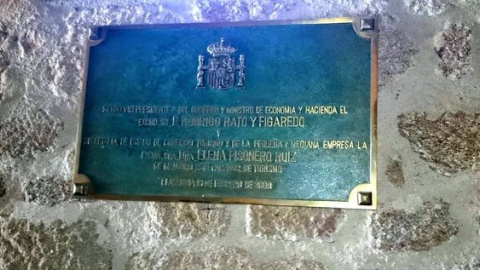 Placa en el Parador Nacional de Tursimo de Plasencia en la que se nombra a Rodrigo Rato.