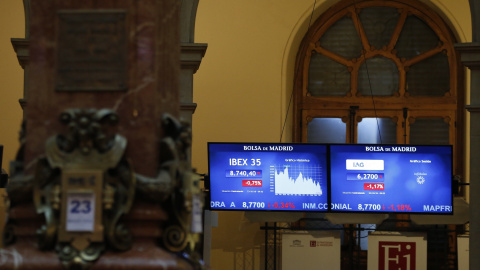 Paneles informativos de la Bolsa de Madrid.EFE/Javier Lizón