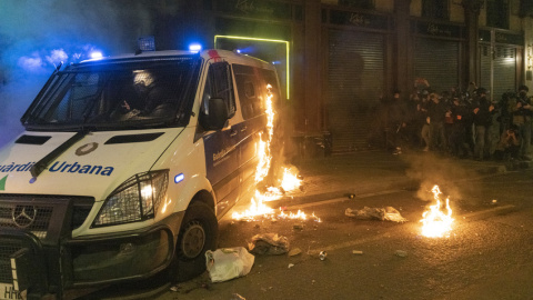 La furgoneta de la Guàrdia Urbana de Barcelona que es va intentar cremar en una de les protestes.