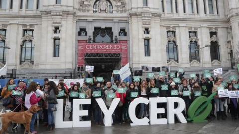 Concentración de Pacma frente al Ayuntamiento de Madrid para reclamar la prohibición de los animales en los circos / EFE