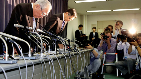 El presidente de Suzuki y CEO Osamu Suzuki ( Izq ) durante una conferencia de prensa en Tokio , Japón.- REUTERS