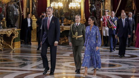 El Rey Felipe VI, la Princesa Leonor y la Reina Letizia, en el Palacio Real, a 12 de octubre de 2023, en Madrid.