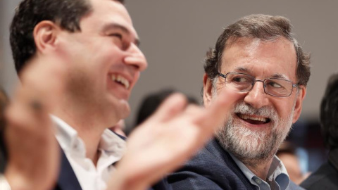 El presidente del Gobierno, Mariano Rajoy (d), junto al líder del PP andaluz, Juan Manuel Moreno (i), durante la clausura de un acto del PP de Sevilla. EFE