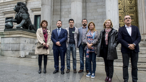 Los diputados de Ciudadanos Dolores Pastor y Francisco de la Torre (izq), los miembros de la Plataforma por la Honestidad Luis Gonzalo Segura, Pedro Arancón y Ana Garrido (centro), y los diputados de Podemos Victoria Rosell y Pedro Yllanes.