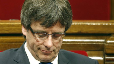 El presidente de la Generalitat, Carles Puigdemont, en el debate en el Parlament de Cataluña de las enmiendas a la ley de Presupuestos, a los que la CUP ya ha confirmado su rechazo. EFE/Andreu Dalmau.