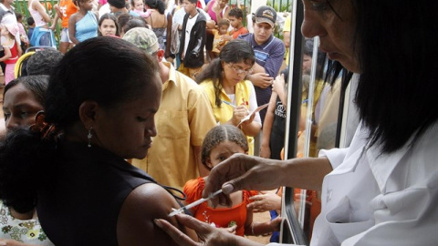 Una médica poniendo una inyección a una paciente en Brasil. REUTERS