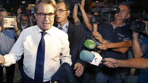 El presidente de la Generalitat y de CiU, Artur Mas (i), a su llegada esta noche a la reunión de urgencia de la ejecutiva de CDC. / ANDREU DALMAU (EFE)