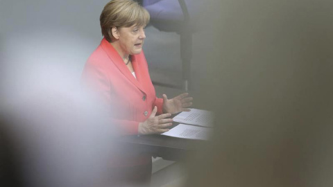 Merkel se dirige al Bundestag. / WOLFGANG KUMM (EFE)