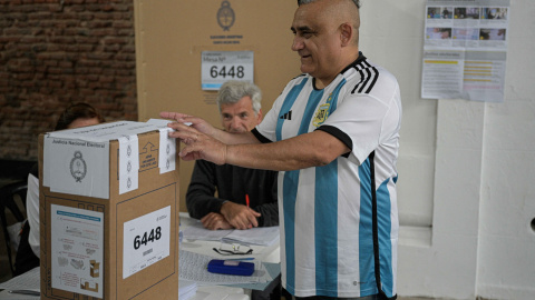 Una persona vota en un colegio electoral en Buenos Aires, durante las elecciones presidenciales de Argentina, a 22/10/2023.