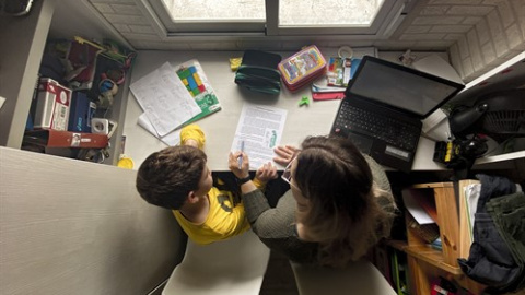 Un niño estudia y hace los deberes en casa con la ayuda de su madre. En Madrid (España) a 14 de abril de 2020. Foto de archivo.