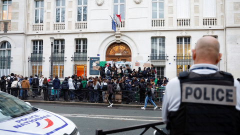 Agentes de la Policía vigilan a los manifestantes que reclaman subidas salariales en Francia, a 18 de octubre de 2022.