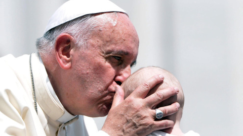 El papa Francisco besa la frente a un bebé durante la audiencia general de los miércoles celebrada en la Plaza de San Pedro. EFE