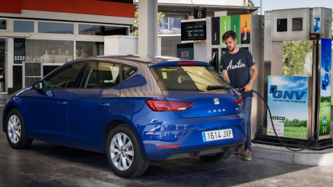 Un vehículo de gas natural comprimido en una estación de suministro de gas. SEAT