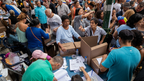 Ciudadanos asisten a votar en las elecciones primarias de la oposición, en Caracas.