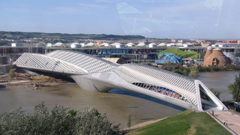 El pabellón puente, diseñado por Zaha Hadid, sigue sin acoger el centro de exposiciones que una caja de ahorros se comprometió a instalar en él.