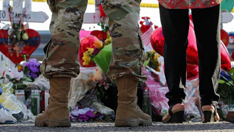 06/08/2019 - Un miembro del ejército se para frente a un memorial improvisado realizado después de un tiroteo masivo que ocurrió en un Walmart, en El Paso, Texas.