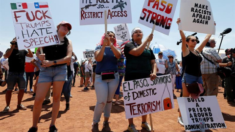 Los manifestantes sostienen carteles en una protesta contra la visita del presidente estadounidense Donald J. Trump después del tiroteo masivo que ocurrió en un Walmart en El Paso, Texas.