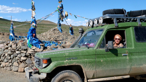 Rosa María Calaf, dentro de un coche, durante una cobertura informativa en Mongolia en 2013.