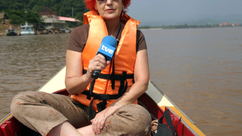 Rosa María Calaf, durante una cobertura informativa en Tailanda en el año 2006.