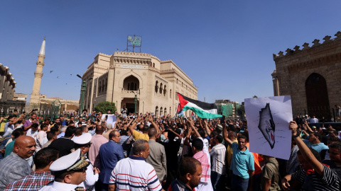 Un grupo de personas protesta en apoyo a los palestinos en el conflicto de Gaza frente a la mezquita al-Azhar, a 20 de octubre de 2023 en El Cairo