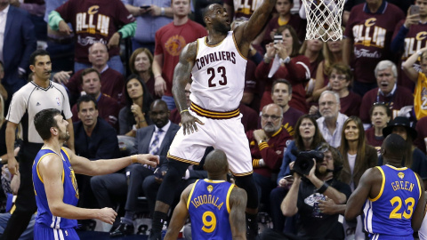 LeBron James entra a canasta en el tercer partido de las finales de la NBA, ante los Warriors. EFE/Larry W. Smith