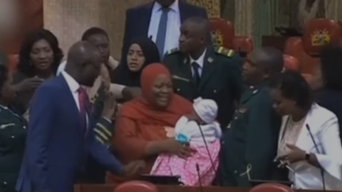 Zuleika Hassan y su bebé en el Pleno, momentos antes de su expulsión.