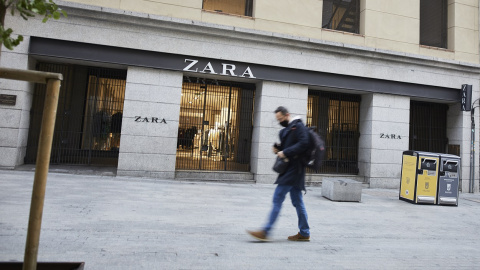 Una persona pasa al lado del primer local de Zara que abrió en Madrid, cerca de la Puerta del Sol, uno de los afectados por el cierre de establecimientos de Inditex. E.P./Jesús Hellín