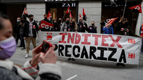 Concentración convocada por el sindicato CGT en el exterior de una tienda de Zara de Madrid contra el cierre de tiendas de Inditex. REUTERS/Susana Vera