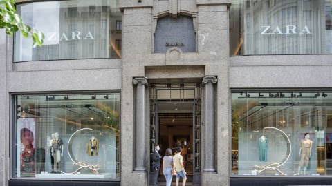 Varias personas entran a una tienda Zara en la Gran Vía de Madrid. E.P./Ricardo Rubio