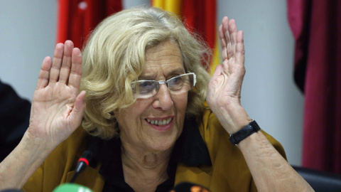 La alcaldesa de Madrid, Manuela Carmena, durante la rueda de prensa que ofreció este miércoles tras la reunión que mantuvo con los trabajadores sociales de las juntas de distrito,su primer acto oficial desde la llegada al cargo./ EFE