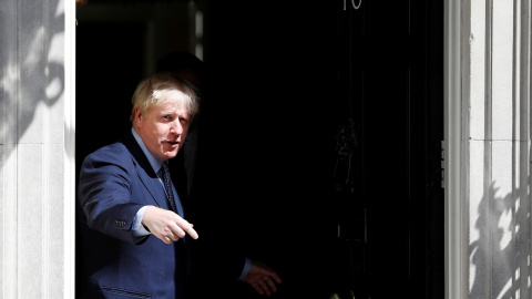 El primer ministro británico, Boris Johnson, en la puerta del 10 de Downing Street, antes de recibir a su homólogo de Estonia, Juri Ratas, el pasado martes. REUTERS/Peter Nicholls