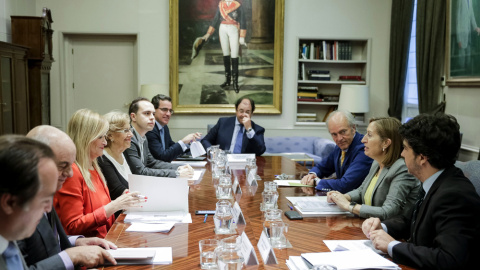 La ministra de Fomento, Ana Pastor; la presidenta de la Comunidad de Madrid, Cristina Cifuentes; la alcaldesa de Madrid, Manuela Carmena; y el presidente del BBVA, Francisco González, y el respto de participantes en la reunión sobre la oper