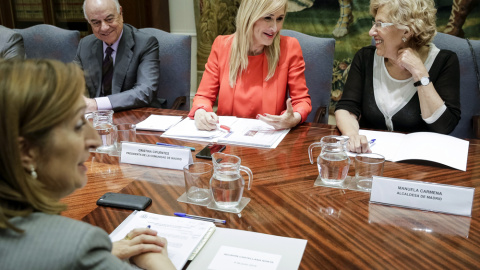 La ministra de Fomento en funciones, Ana Pastor; la presidenta de la Comunidad de Madrid, Cristina Cifuentes; la alcaldesa de Madrid, Manuela Carmena; y el presidente del BBVA, Francisco González, durante la reunión sobre la operación Chama